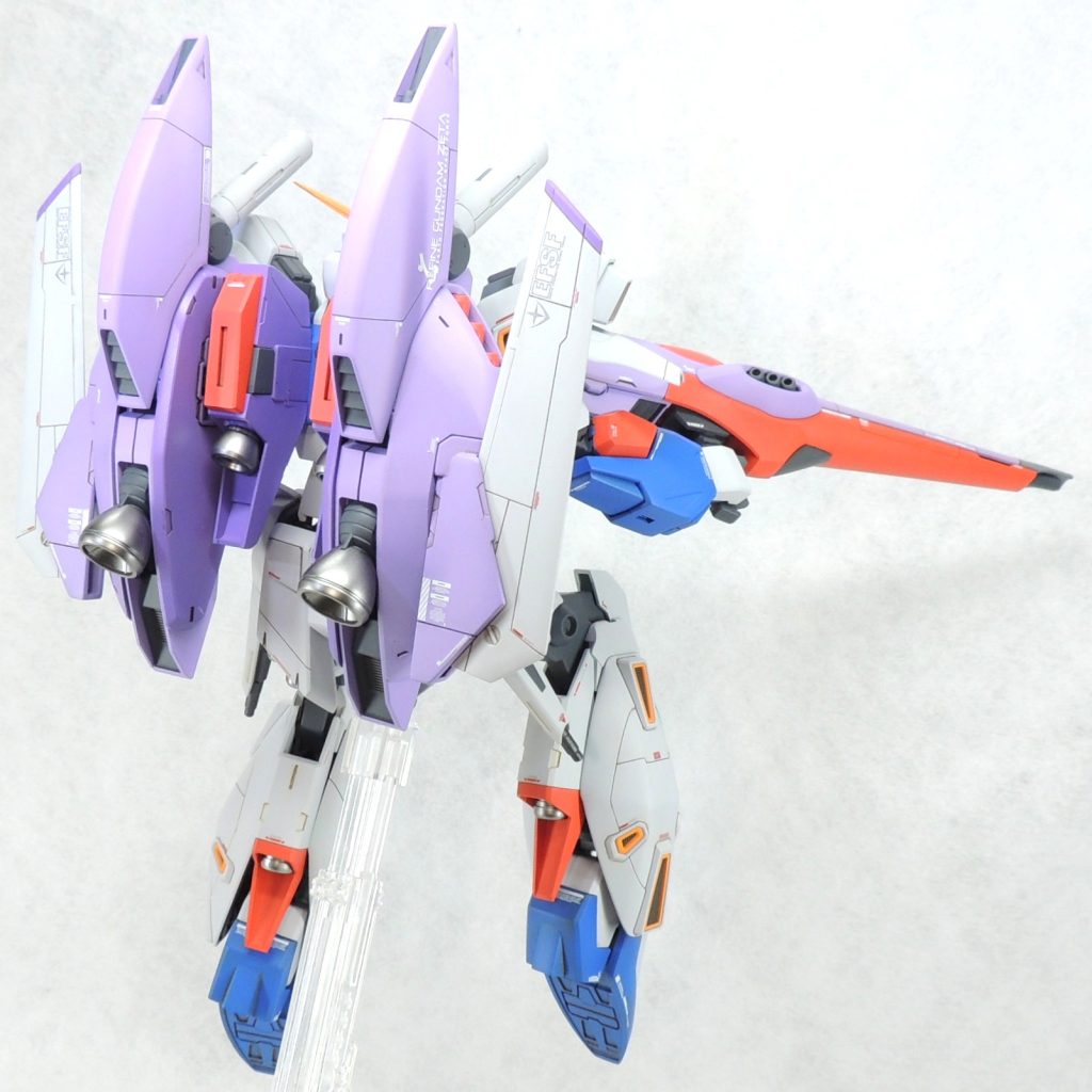 ■台座　バンダイの「アクションベース 1 クリア」を無改造で使用し、キット付属の接続用パーツを用いて股間で接続しました。