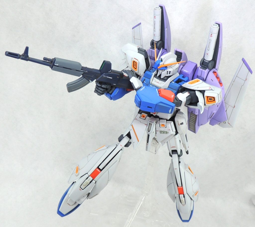 ■脚部　脚部はスジボリやプラ材の貼り付け等によりディティールを追加しました。パーティングライン、バンダイエッジ、広い面積のパーツに存在するヒケをヤスリで丁寧に除去しています。爪先やかかと等は金属ヤスリで削り込み、形状を修正するとともにシャープなエッジと面出しを行いました。