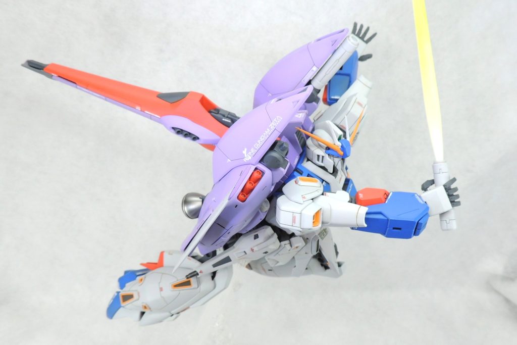 ■電飾について　頭部カメラ、コクピット内の天井前側に電飾を仕込みました。使用した商品は、「W-PARTS LEDモジュール（磁気スイッチ付）リードタイプ 緑」であり、３か所を同時に光らせることが可能です。磁石をボタン電池ボックスに近づけることにより、簡単にオン・オフの操作をおこなうことができ、点灯パターンは「①点灯→②高速点滅→③ゆっくりとした点滅→④消灯」の順に切り替わります。ボタン電池(CR927／3v)ボックス兼スイッチは胸部の全天周囲モニターの球体状コクピットの上側に設置しました。