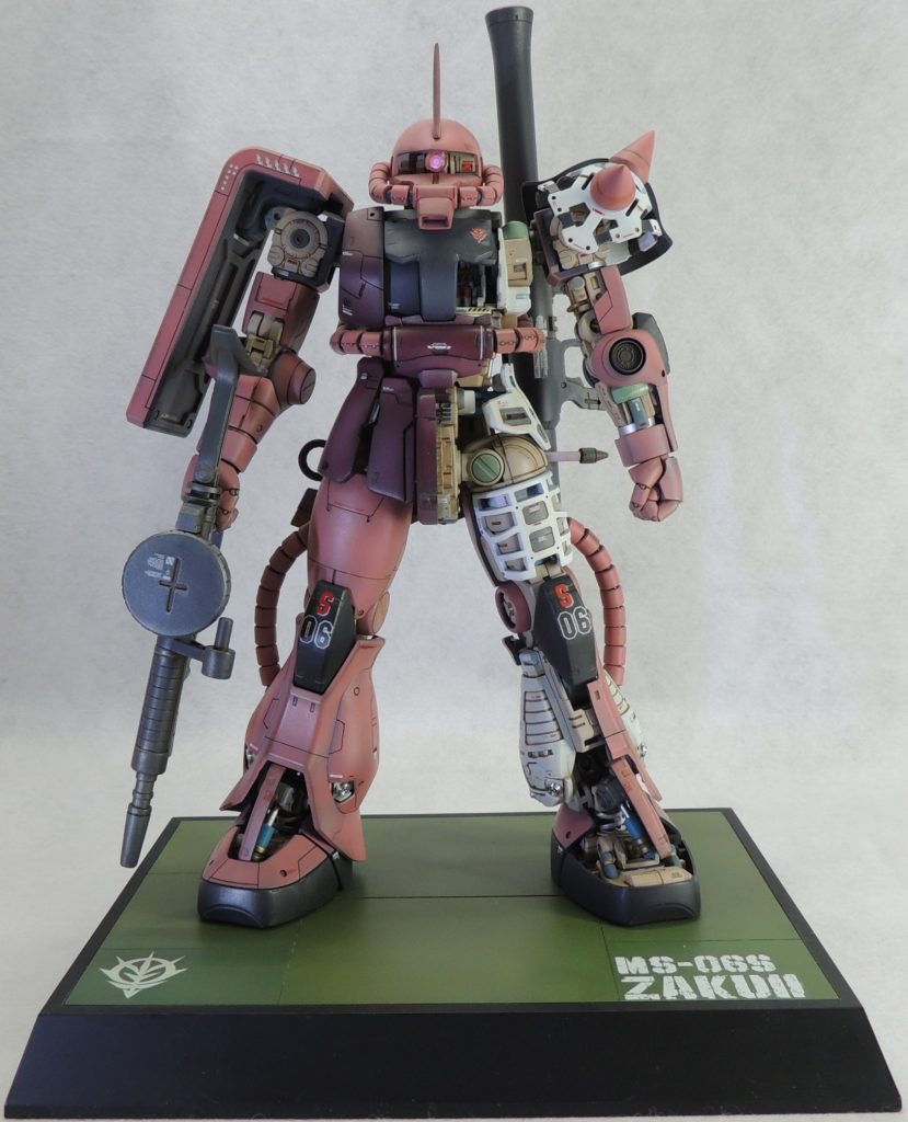 子どものころから1/144、1/100とも無数のザク・タイプを製作してきたのですが、いつ作ってもどのバリエーションでも楽しいものです!