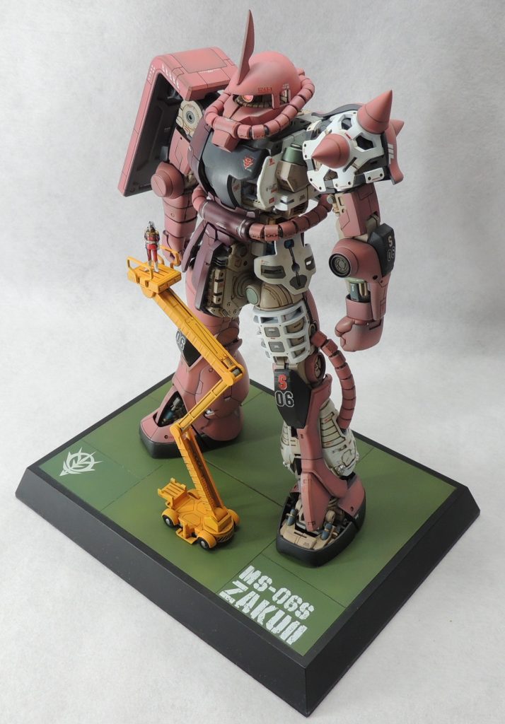 ■外装のデカール ヴェルテクスデカール・アンプコーションデカール・ラインデカール・ガンダムデカール等を使用しました。本キットは1/100スケールですが、精密感やリアリティの向上をめざして、1/144スケール用の小さめのデカールも織り交ぜています。