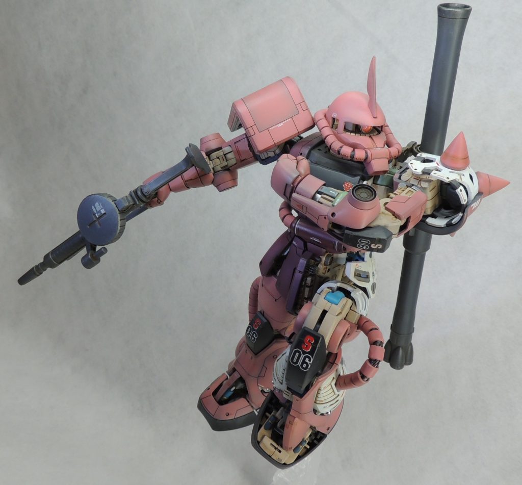 ■胸部 胸部コクピット内の天井をくり抜いてエッチングパーツで照明のモールドを追加し、LEDを仕込みました。電池ボックス兼切替えスイッチは右胸に設置。動力パイプは、芯に3.0mmφのスプリングに針金を通したものを使用し、1コマずつモールドの向きを揃えて瞬間接着剤で固定しました。内部メカを露出させるために、胸部左側の外装は取り外したままとします。■腹部 腹部の外装は、タミヤの精密ノコギリ(エッチング製)で中央を切断し、断面をヤスリで整えました。内部メカの表現として、左脇腹にミカド屋のヒートシンクやプラ材による自作パーツを貼付けています。シリンダー及び小型核融合炉は金属色で塗装しました。■腰部・股間ブロックスカートはスジボリやピンバイスの開口等によりディティールを追加しました。股間ブロックの外装は、ハイパーカットソーで中央を切断し、断面をヤスリで整えました。内部メカと外装との隙間が大きい箇所には、ミカド屋のヒートシンクやプラ材による自作パーツを貼付けています。