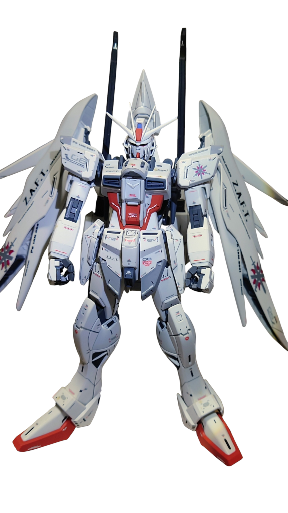 素体のインパルスは少し古いキットなので、さいきんのよりは可動域は狭い気がします。この機体はデスティニーインパルスみたくエクスカリバーは装備されていないそうです。キットには元のインパルスのライフルとシールドも付属しているので装備させてもよいかと。ストーリー的に改修？されてビームシールドも後に登場します。