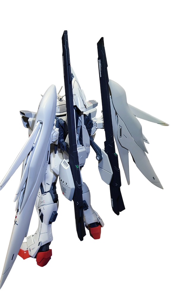 背面のバックパックは分離して鳥のような形に変形します。また、ビーム砲は取り外して手持ちで戦うこともしていました。格闘武器はたしかナイフだけで戦闘していた気がします。