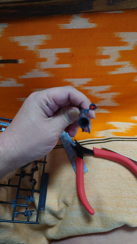 バズーカはたまたまあった　キラキラしてた赤いプラを削り出しました。モノアイ分も有れば良かったのに残念　ニッパーでおおまかに切って後はひたすらヤスリがけました