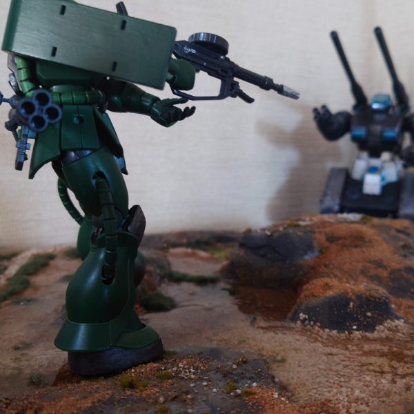 HGザク　缶スプレー筆塗り