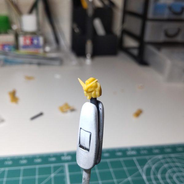 以前、MS-06ザクⅡを作成した時から考えていたのですが、遂に挑戦します😤暖かい目で見守ってくれると嬉しいな〜シンプルな機体だけに、極力可動化を目指しつつ、引算していきます。先ずは胴体から。胴体はジムを流用。腰上半身を上下で切離し、脇の可動軸ﾃﾞｲﾃｰﾙを本当の可動部にすべく丸棒をとうしてお辞儀、海老反り出来るように加工。胸のダクトとコックピット部はプラ版で作成。見た目それなりになってきたかな？ガンダムヘッドはフルアーマーガンダムから。可動の為、頭部内側を丸くえぐり取り、直接BJのオス側を差し込む。顔の整形ですが、残念な事に倍率3倍の拡大鏡でも私には見えません😣よって角の整形程度です。次回は腰下と肩部可動制作です。あのポーズ出来るようになるかな〜（ 妄想の中笑）🤤&nbsp;&nbsp;&nbsp;（5枚目）