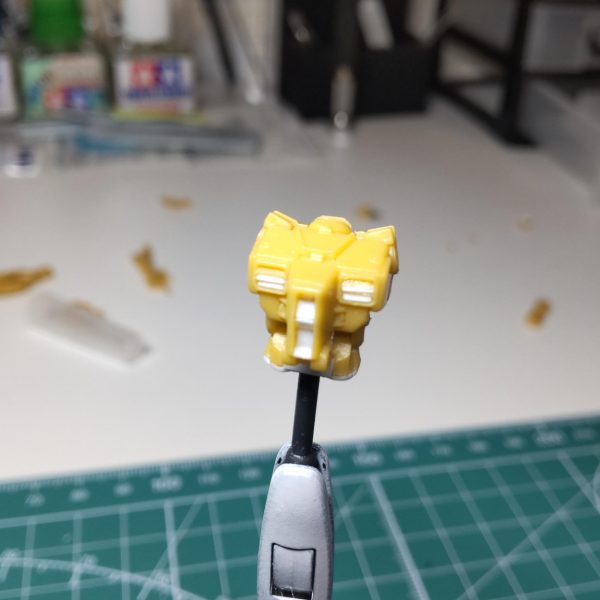 以前、MS-06ザクⅡを作成した時から考えていたのですが、遂に挑戦します😤暖かい目で見守ってくれると嬉しいな〜シンプルな機体だけに、極力可動化を目指しつつ、引算していきます。先ずは胴体から。胴体はジムを流用。腰上半身を上下で切離し、脇の可動軸ﾃﾞｲﾃｰﾙを本当の可動部にすべく丸棒をとうしてお辞儀、海老反り出来るように加工。胸のダクトとコックピット部はプラ版で作成。見た目それなりになってきたかな？ガンダムヘッドはフルアーマーガンダムから。可動の為、頭部内側を丸くえぐり取り、直接BJのオス側を差し込む。顔の整形ですが、残念な事に倍率3倍の拡大鏡でも私には見えません😣よって角の整形程度です。次回は腰下と肩部可動制作です。あのポーズ出来るようになるかな〜（ 妄想の中笑）🤤&nbsp;&nbsp;&nbsp;（4枚目）