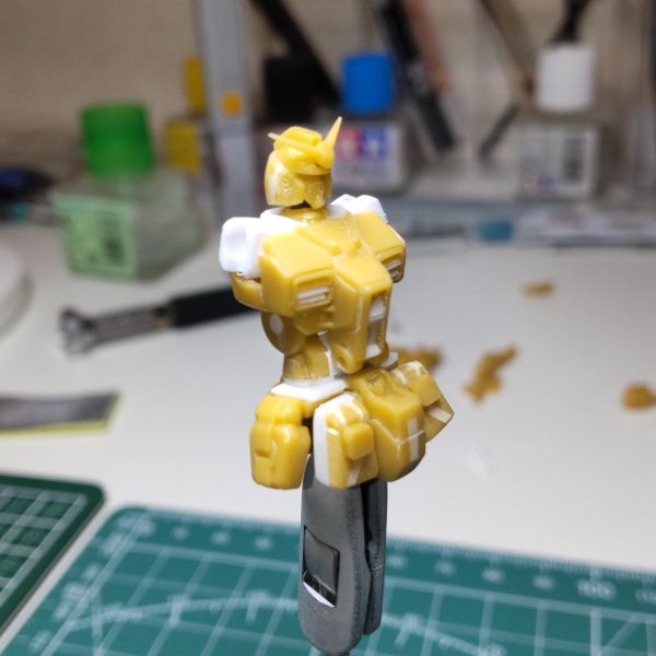 引き続き胴体の加工です。肩部にBJメスを埋め込み可動化の準備。と首周りの整形を終えて、大まかですが終了。ディテールは全体像がみえてから。腰下はジムの上半身のそれをベースに加工。腰の回転軸は2mmの丸棒で、上半身と接続。フロントスカートとサイドスカートもジムを加工ですが、股間部分はHi-vを流用。リヤスカートはスーパーガンダム。ガンダムの腰下ってグンゼのブリーフみたいで、足を付けないとバランスがわかん😑チョット大きいか🤔後々バランスみながら調整ですね。今の可動域はこんな感じ（ 4枚目）次は、難関の脚の制作ですが、この出来次第でRX78-2に見えるか、見えないかが決まりそうです😱引き続き暖かい目で見守って頂けると嬉しいな〜😊&nbsp;&nbsp;&nbsp;（3枚目）