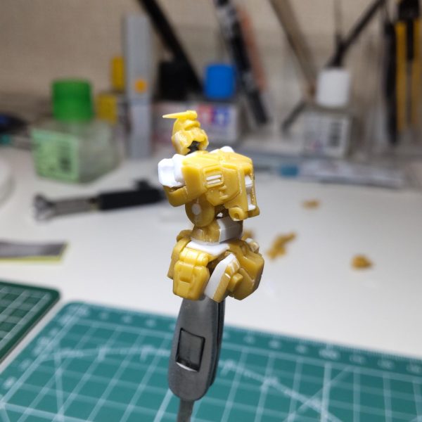 引き続き胴体の加工です。肩部にBJメスを埋め込み可動化の準備。と首周りの整形を終えて、大まかですが終了。ディテールは全体像がみえてから。腰下はジムの上半身のそれをベースに加工。腰の回転軸は2mmの丸棒で、上半身と接続。フロントスカートとサイドスカートもジムを加工ですが、股間部分はHi-vを流用。リヤスカートはスーパーガンダム。ガンダムの腰下ってグンゼのブリーフみたいで、足を付けないとバランスがわかん😑チョット大きいか🤔後々バランスみながら調整ですね。今の可動域はこんな感じ（ 4枚目）次は、難関の脚の制作ですが、この出来次第でRX78-2に見えるか、見えないかが決まりそうです😱引き続き暖かい目で見守って頂けると嬉しいな〜😊&nbsp;&nbsp;&nbsp;（4枚目）