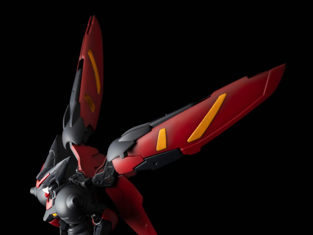 お気に入りのカットです！撮影方法について撮影機材はフルサイズミラーレス一眼と標準ズームレンズです。ライティングはクリップオンストロボ（一灯）にケーブルを取り付けて、それを手持ちで動かしながら試行錯誤しています。基本的に画面左側から発光しています。撮影ブース側面の白色拡散幕を利用して、強い光とならないように気を付けました。マスターガンダムが自立できなかったため、ホームセンターで30mm角のアクリルブロックを購入しました（これが意外と高い）。最後に、Adobe Lightroomで背景をより黒く調整しました。