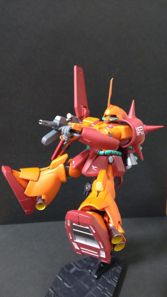 ライフルの先端を切り分け、スコープは切り落としHアイズを取り付けています。