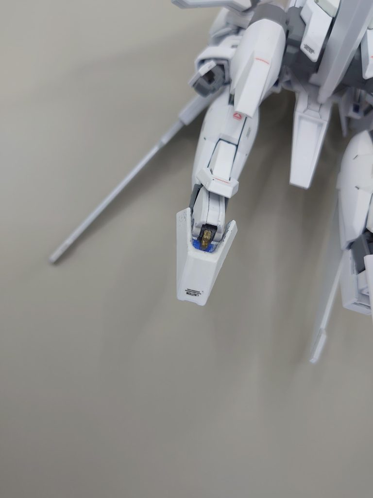 つま先の接続が折れてしまい、真鍮線で補修しました