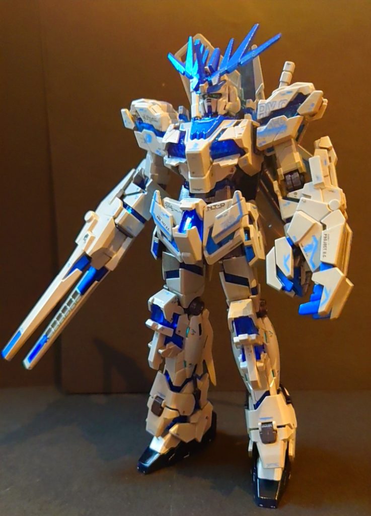 チタンシルバー⇒パールホワイト⇒デカール⇒光沢クリアの順HGのくせにパーツがめちゃ多いので大変でした。