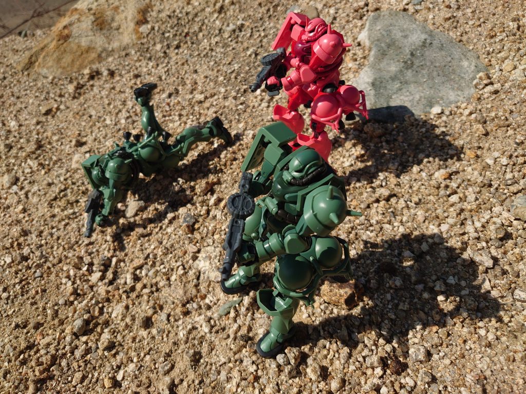 そのまま斜面を進み・・・&nbsp;シャア「 よし、進軍するぞ」デニム「 はっ、シャア少佐」スレンダー「 了解し・・・ぐおああぁ！」シャア・デニム「 スレンダー！！」