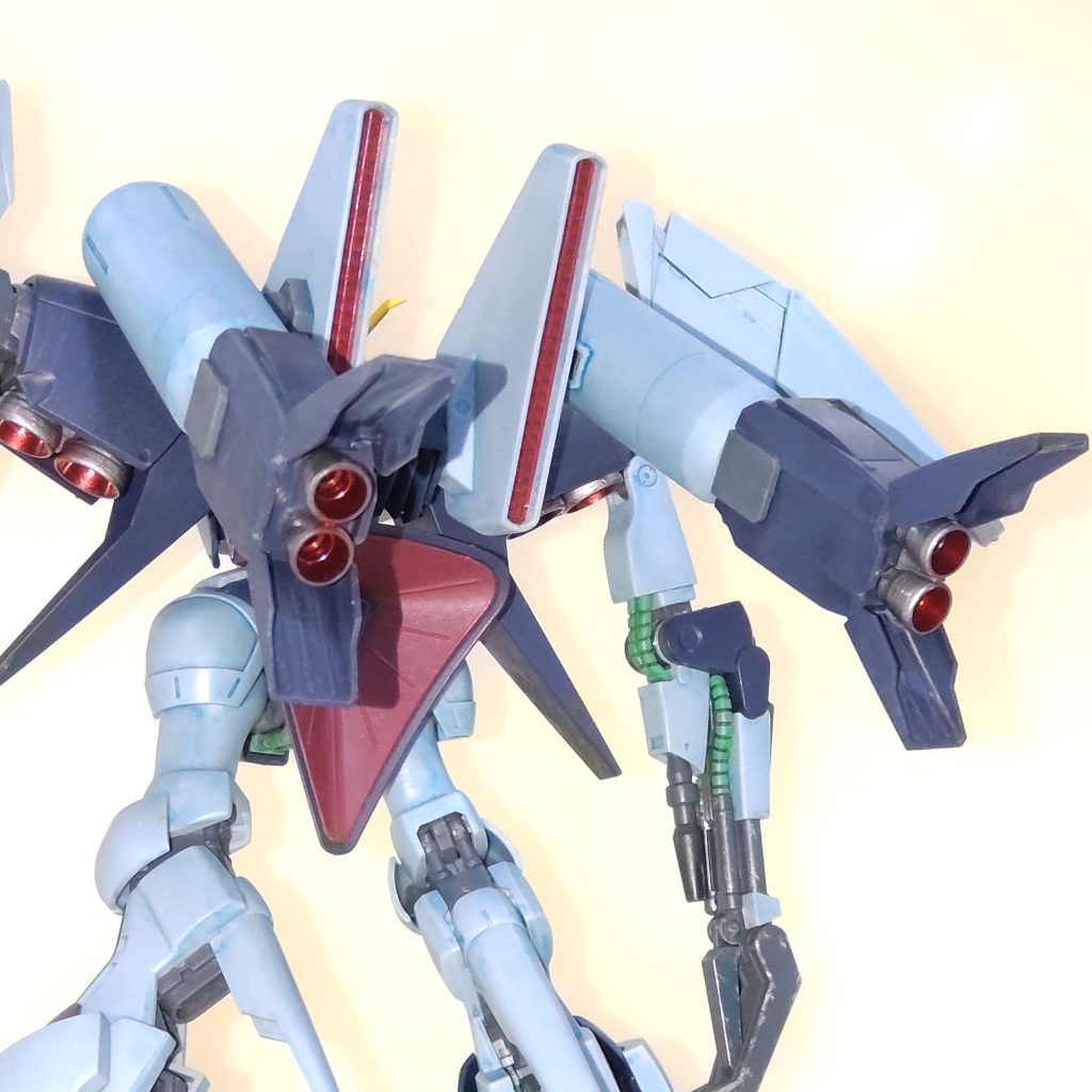 プロペラントタンク。　合わせ目消しを行った後、バーニアパーツを内側にガンダムマーカーロイヤルメタレッドを、外側を同じくメッキシルバーをエアブラシシステムで塗装しています。ワンポイントではありますけど、チラ見えすると結構良いですよねぇ😄