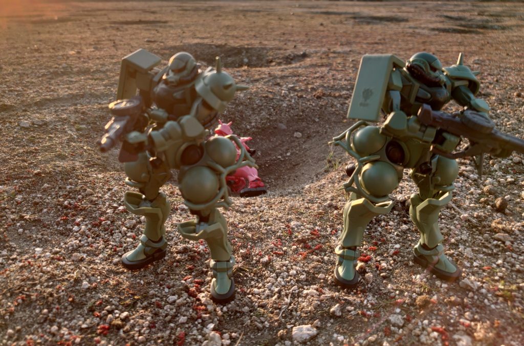 スレンダー「 曹長、敵を一掃しましたね」デニム「 ああ。ん？シャア少佐は？」