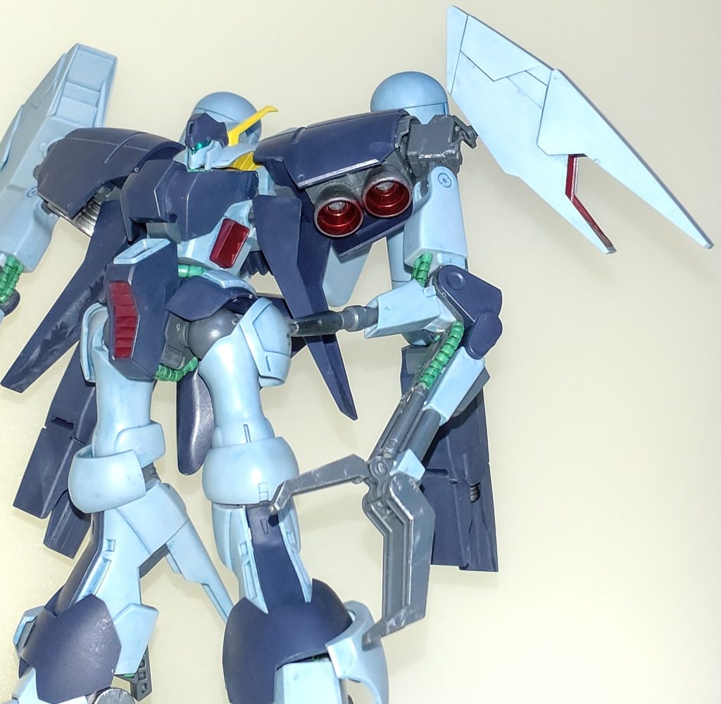 腕部。クローユニットはシルバーでドライブラシをかけています。ビーム砲はタミヤウェザリングマスターで焼け表現を行なっています。