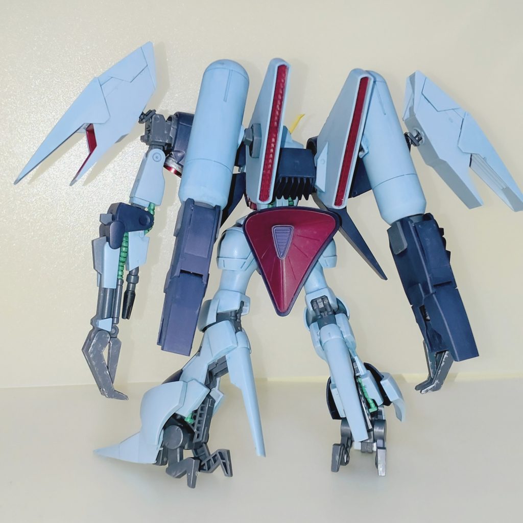 背面。主に合わせ目消し・部分塗装のみの成型色フィニッシュが中心ですが、フィルタリングリキッド・シェードブルーで表情を付けてみました。（ 写真だと分かりづらいかもです😅）