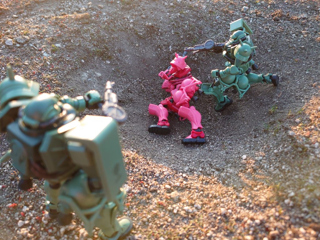 シャア「コレが・・・若さ故の過ち・・・」ガクッデニム「 シャア少佐ー！！」スレンダー「 少佐、気を確かに！」良い感じの窪みで有名なポーズを&nbsp;彼らの任務は続く