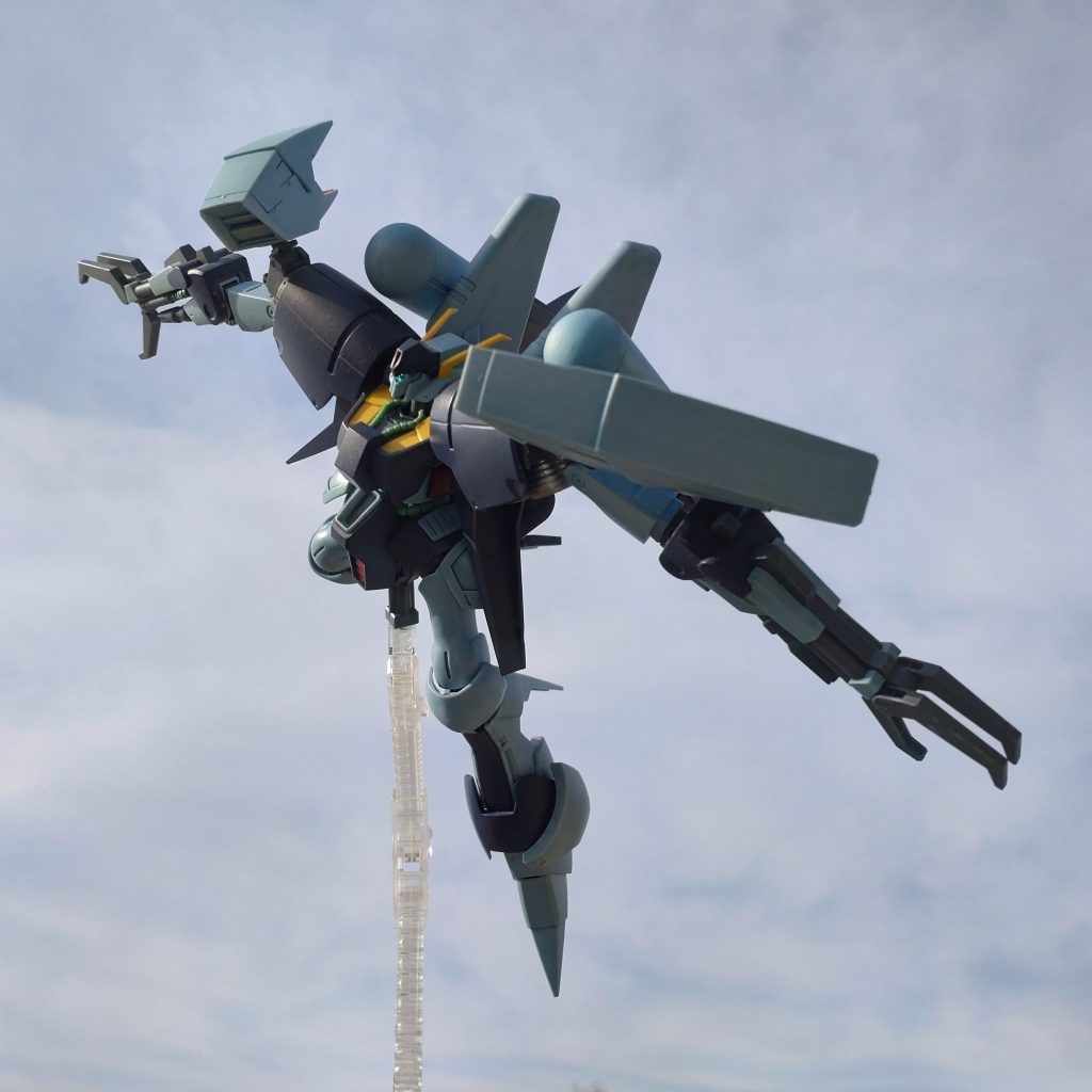 アクションポーズ。と言っても今回は劇中での活躍をイメージして屋外での撮影で飛行シーンを表現してみました。