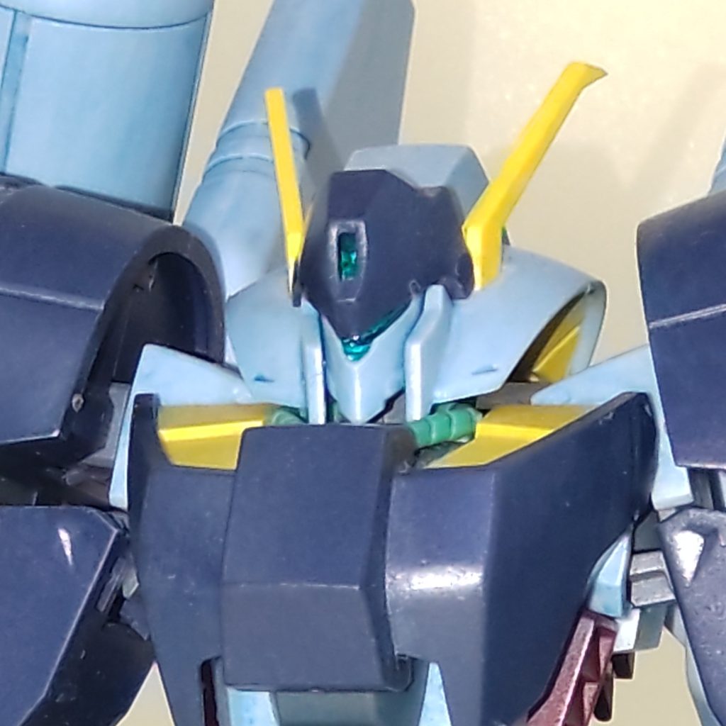 頭部。定番のアンテナのシャープ化を行った以外はそのままです。強化前のバイアラン自体もシャープな面構えでしたが、ゴーグルフェイスになったことで更に磨きが掛かった印象です✨（ イケメンやわぁ〜😄）