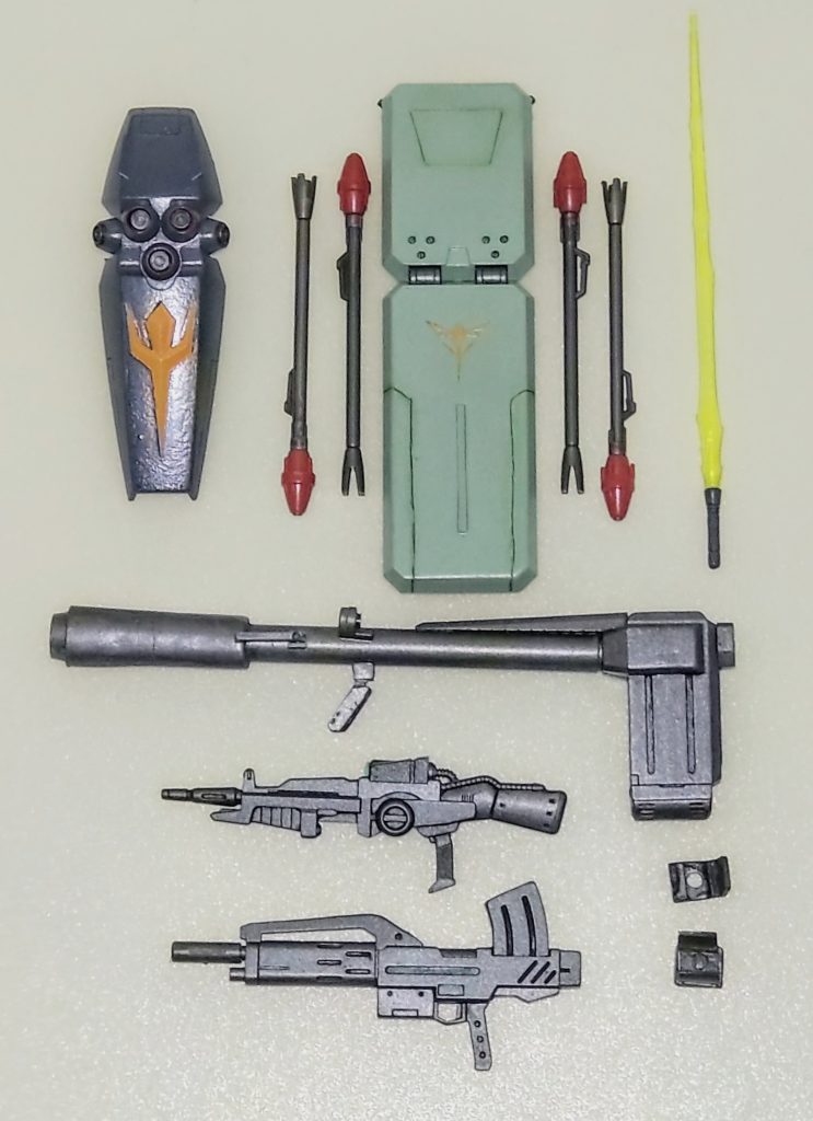 武装類。ライフル類はノーマルですが、シールドはメガ粒子砲をコトブキヤのディテールパーツで仕上げました。ギラ・ドーガの装備の他プラパイプと旧1/144ガルスJのエネルギーガンを組み合わせたバズーカを追加してみました。