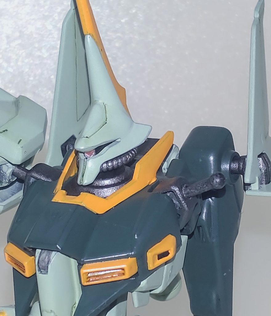 上半身。主な改修点として胴体側の肩関節にあたる部分を削り、肩関節の軸をWAVEのプラサポ3に交換しました。この工作でわずかながらに肩に力の入った演技が可能になりました。