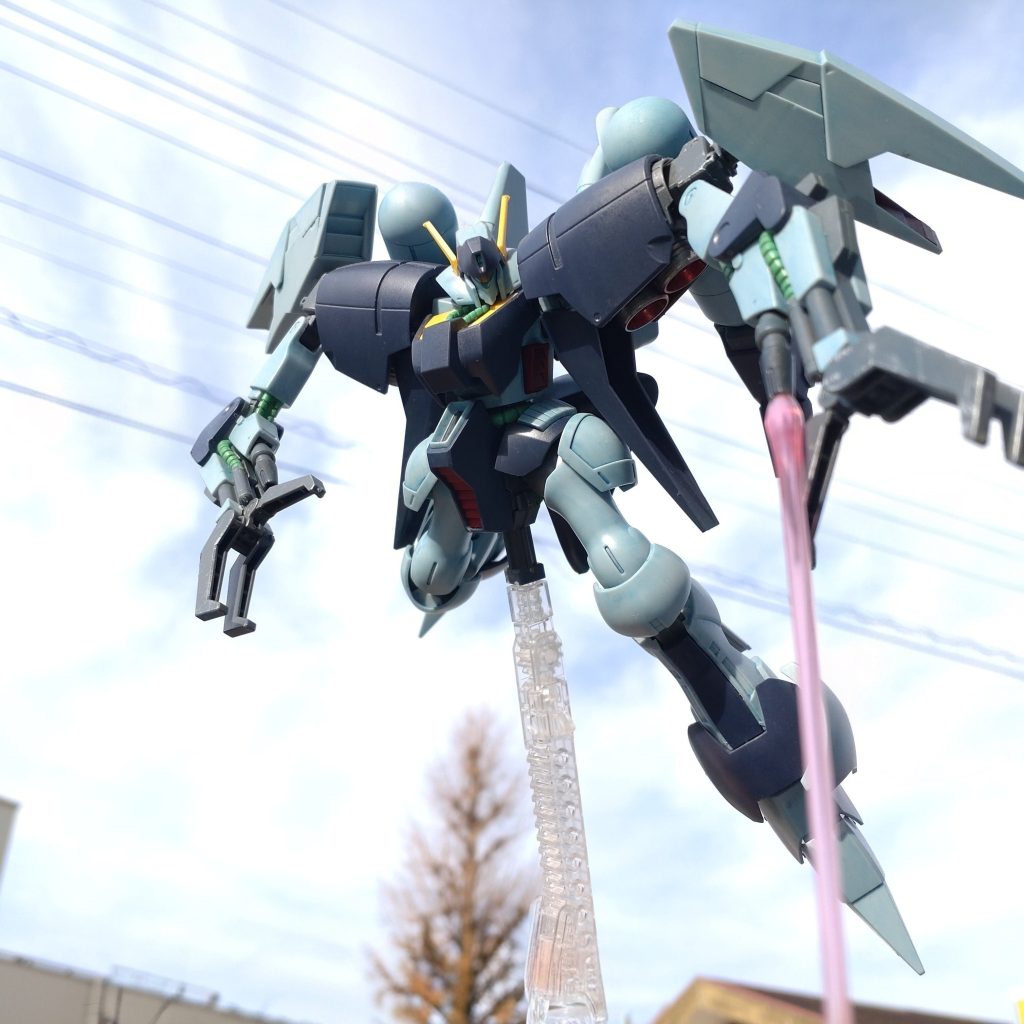 最後に屋外でパッケージと同じポーズ。以上バイアラン・カスタムでした。キット自体がボリュームがあるので凝った改造はせずにフィルタリングのみの成型色フィニッシュで完成させましたが、やっぱりこうした製作法はストレス解消になるのでとても良いですねぇ✨屋外での撮影も迷惑にならない程度に行ってはいますがポーズ付けに少しばかり苦労します😅それでも決まるまでの過程は楽しいものです😄最後まで見て頂いてありがとうございました。