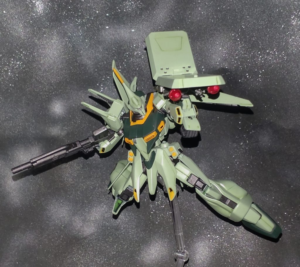 アクションポーズ。肩関節のアップデートで改修前よりも演技の幅が広くなりました。