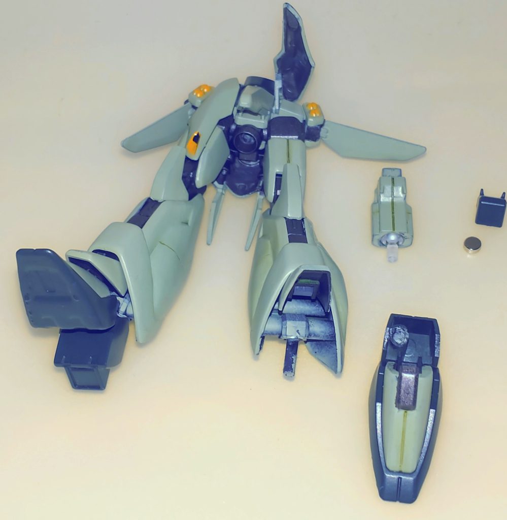 下半身。足首はプラサポを用いて従来通りの接続に変更したくらいですが、接地性は格段に良くなったと思います。バウ・ナッターの機首はRE/100を参考に切り離した後、イエローサブマリン製関節技で接続しました。機首内部にネオジム磁石を内蔵したので合体後の接続を強固にしました。