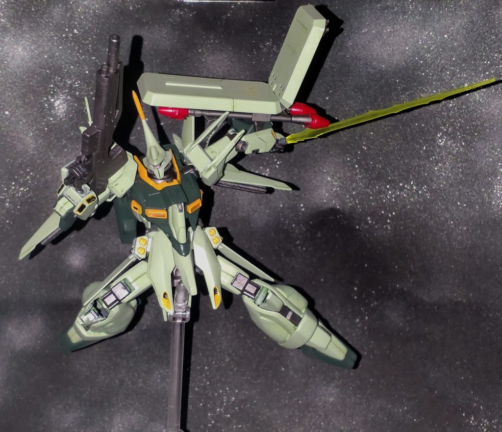 また胴体側も改修したことで僅かながら捻りを入れたポーズも出来ます。