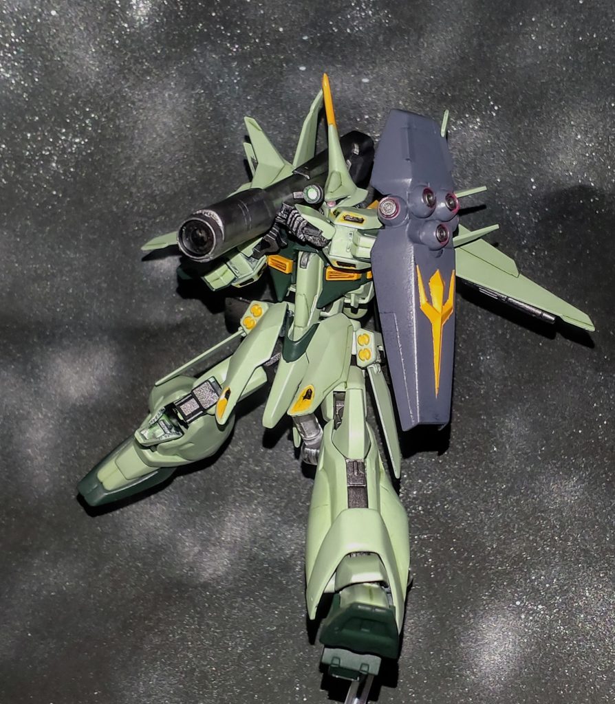 コピー元のZガンダムはランチャーを使用していましたが、バウではシールド側にメガ粒子砲があるのでジェネレーターへの負担を考慮してバズーカを持たせてみましたが、悪くないでしょ😄