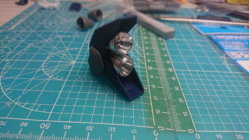 スラスターはメタルパーツに差し替え