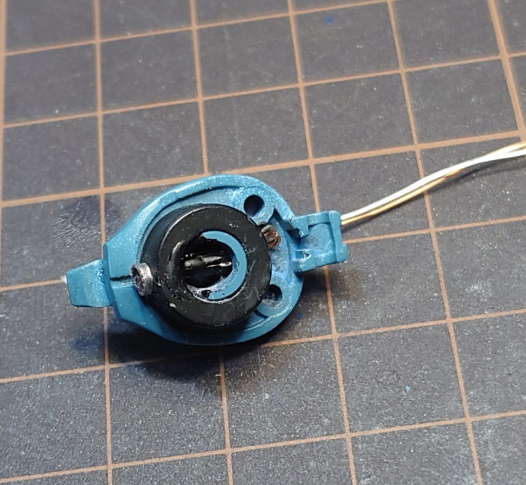 モノアイはLEDで光らせています。LED剥き出しでは、光が露骨すぎるので、レッドクリアのランナーを小さく切って、LEDの前に入れてます。また、モノアイをRGザクの箱の写真のように見せたくて、ランナーの周りに板鉛を細く切って巻き付けています。