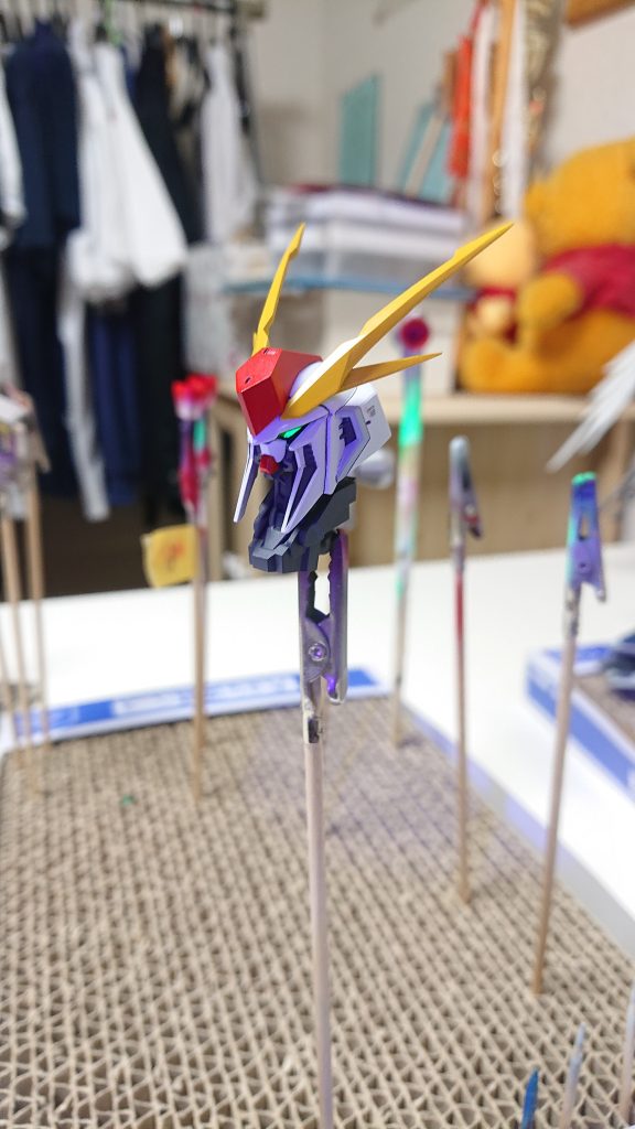 ツインアイは蛍光塗料で塗装UVライト🔦で光ます。