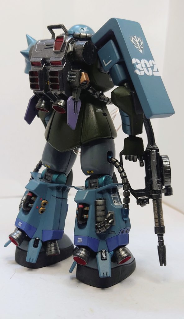 高機動型ザクの背面はカッコいいですね。しかし、あちこちに自分のテクニックのなさが露呈していて、「 ザクさんに申し訳ない」という気分です。