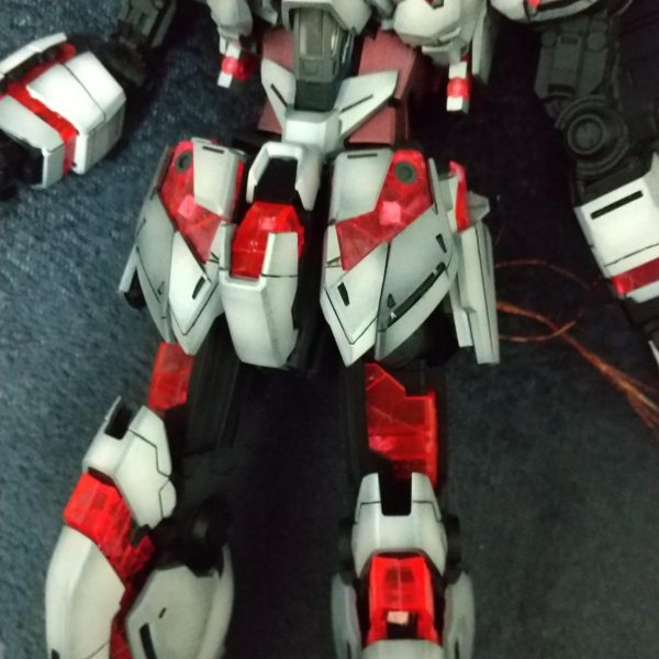 上下のユニット組みしていた配線類をドッキングさせ、配線を股のディスプレイベース接続部から配線を出すところまでいけました（3枚目）