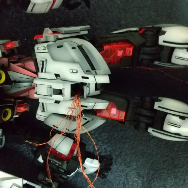 上下のユニット組みしていた配線類をドッキングさせ、配線を股のディスプレイベース接続部から配線を出すところまでいけました（2枚目）