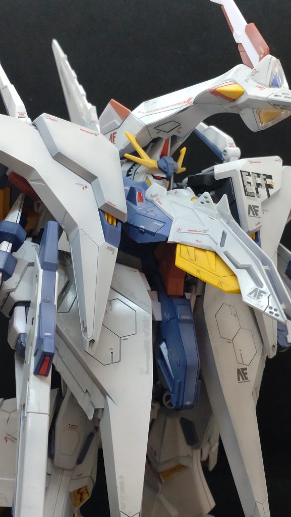 連邦所属の機体と示すより、アナハイムは絶対自社製品だって宣伝したいだろと勝手に確信しながら貼ってました。なお、フライトユニットは接着してしまいました。