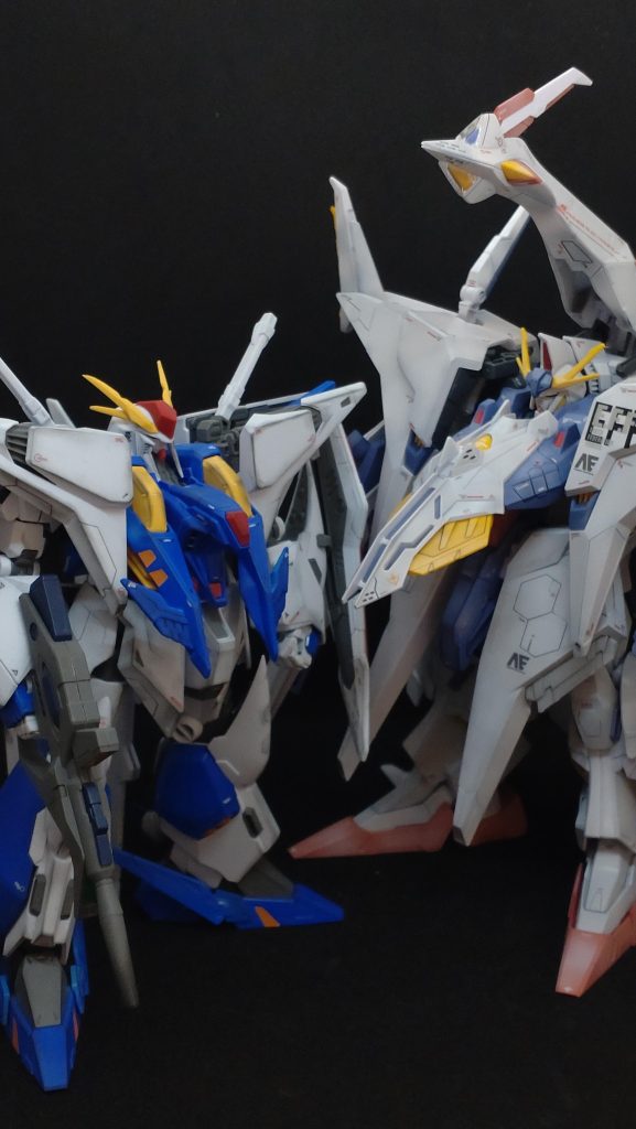 過去に制作したクスィーと並べて。小説で知ってGジェネFでの登場を喜んだあの日から時が経ちまさかの製品化。デカいけど満足です。