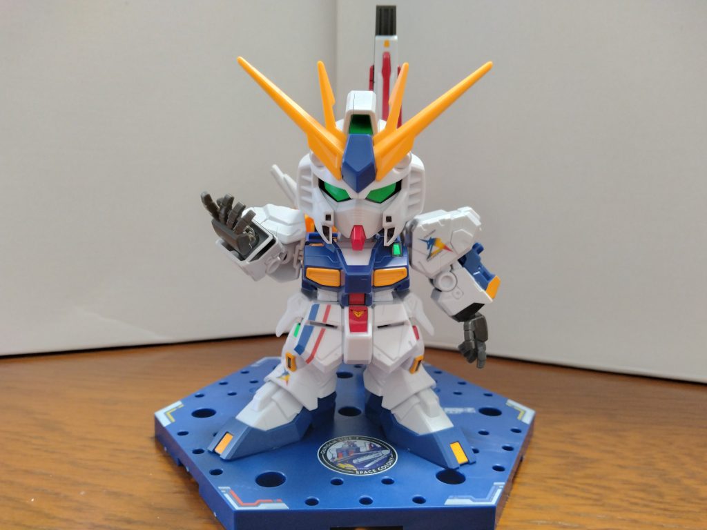 旅行から帰ってすぐに素組みで作って、実物大と同じポーズでずっと飾っていました。最近、ガンプラ創作熱が復活してきたので、スミ入れと武装の追加を施しました。