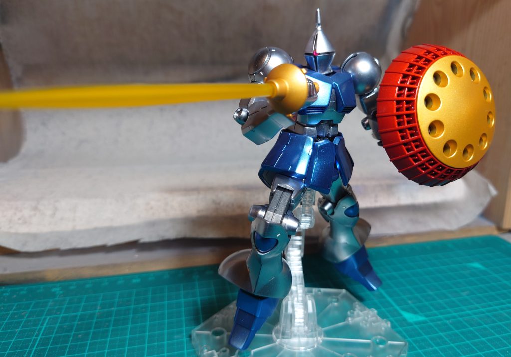 シルバーはスターブライトシルバーにムーンストーンパールを上から塗装しました。サーフェイサーは使わずにやすり掛けで整えて光沢ブラックで下地を作っています。