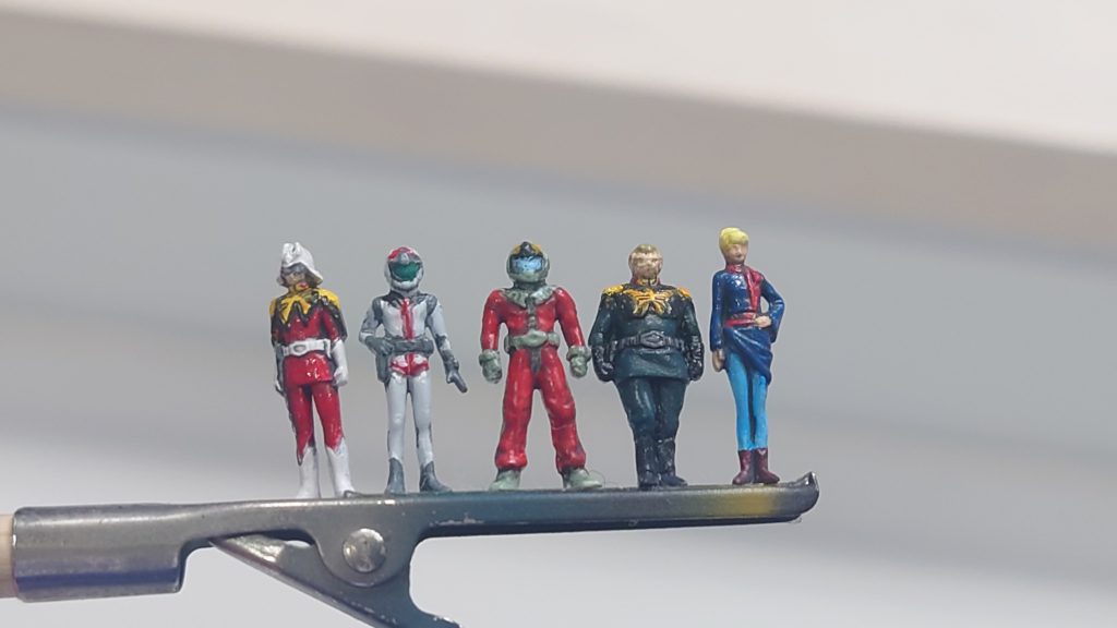 途中、集中力が切れてしまったトキに気分転換で塗装したMGパイロットフィギュア達てす。