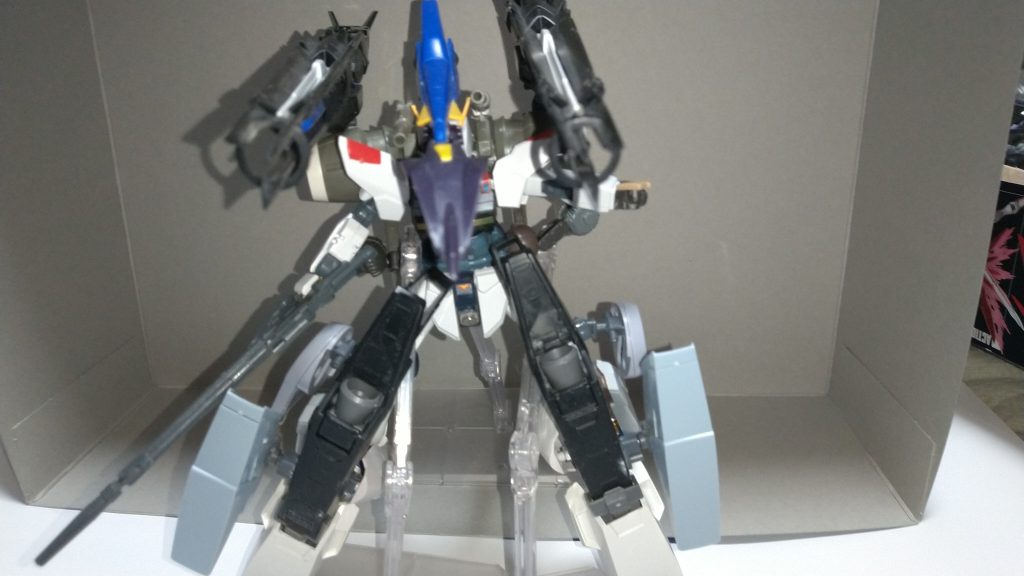 大型試作バイザーユニットを装着した状態。この形態になると超長距離からの狙撃、各種ビットの操作が可能。コックピットのモニターに狙撃用スコープが表示される。狙撃可能範囲は最大で地球の地表から月の衛生軌道にいる敵機を狙撃可能なほどとかなりの距離を誇っている。ちなみにこの装備が後のペーネロペーのフィックスド・フライト・ユニットの鳥頭のパーツに、脚部はアリュゼウスの脚部パーツを参考に用いられていると言われているとか。そして後方の長大な複合ビーム砲はハイパー・メガ・粒子砲にも匹敵する威力で状況に応じてレールガンに切り替えも可能。先端部からは電磁場を発生させるバリア機能を持つ。中距離ビーム砲は迫りくる敵機を一撃で撃破可能な威力を持つ。