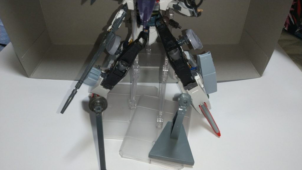 試作電磁場発生ビットアナハイム社がジオン公国軍が開発したアッザムのアッザム・リーダーやダグ・ドールのダグ・リーダーを参考に開発した試作ユニット。機体腰部両側面に搭載されAIにより制御され一番的確な位置へ移動、敵機を囲い込み動けなくなったところをライフルやビーム砲で撃ち抜くといった戦法ができる。現在は試作のため包囲ができないが敵機に組み付き電磁攻撃、システムや精密機器を破壊する事ができる。ちなみにアペックスは最高点といった意味。