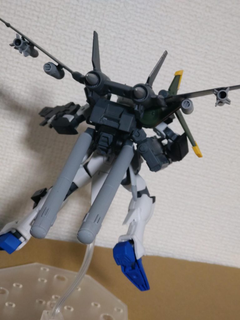 あとはビルダーズパーツですね。鉄血の滑空砲、その他ジャンクなども使ってます。