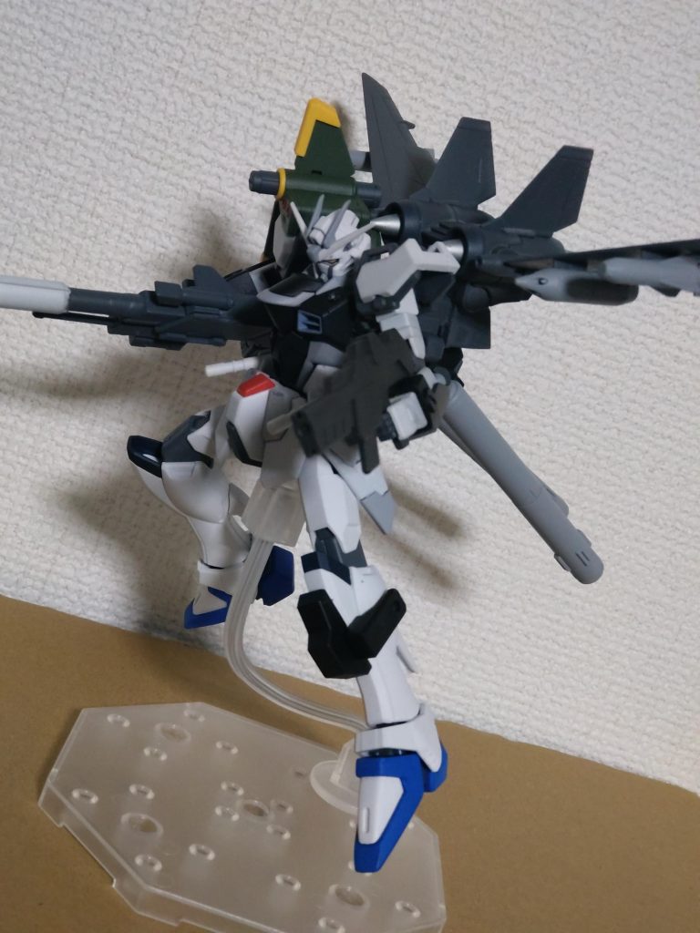 滑空砲と逆側にまだパーツをつけられる箇所があるのでウェポンラックを付けようと思ってますが今ここまで完成したことで満足してしまったのでとりあえず投稿に至りました。今後増設していくかもです。昔はすぐ作って遊びたい一心で作ってましたが最近の自分は後々に増設したりする自分の力量が上がればもっといい機体にできるという長い目で作るようになりました。（デアゴスティーニスタイル？）