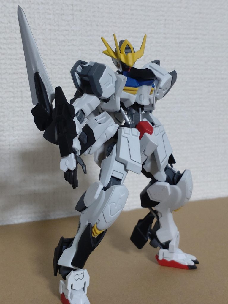 ASW‐G-08ガンダムバルバトスアフェクト三日月の右目、右腕を代償として、バルバトスの右顔、右腕の力が解放されたという悪魔的要素を織り込んだ機体です。バルバトス『自身』がこの開発プランをデータ内に提示した事にしてます。アフェクトは「蝕む」という意味からきてます。(色々な単語見て語呂的にもカッコよかったんです。間違ってたらゴメンナサイ。)