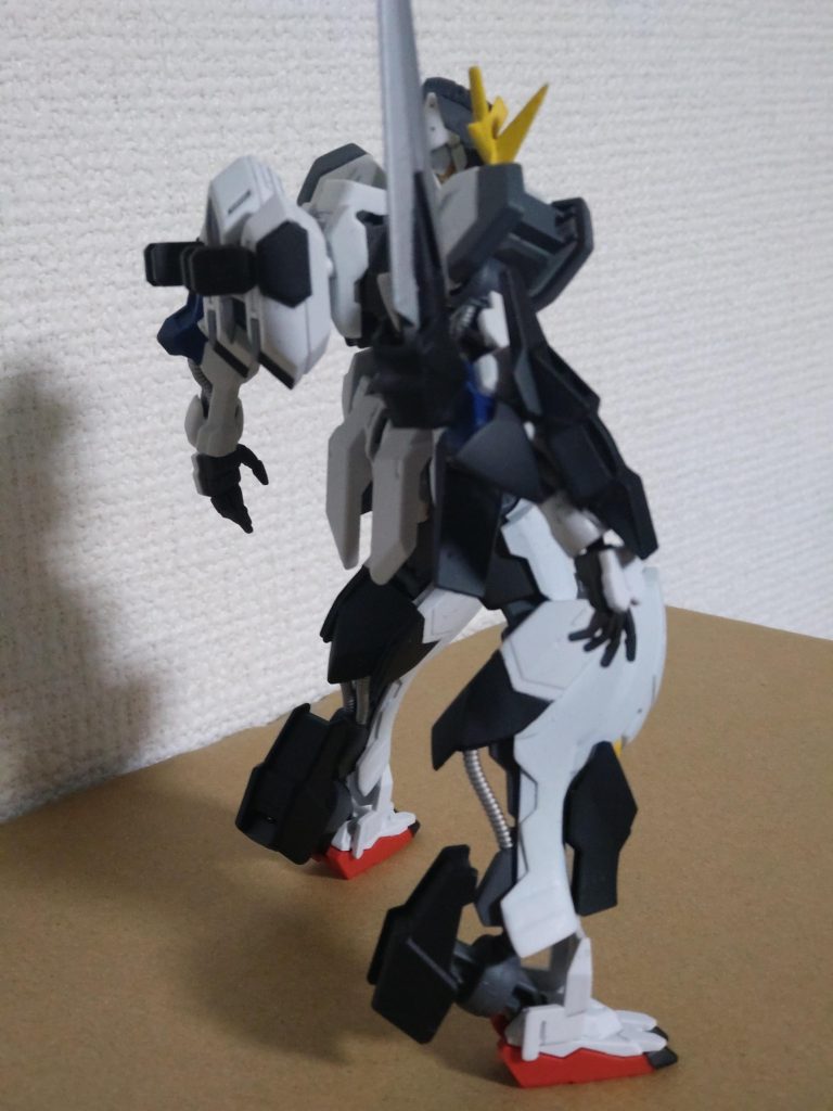 個人的に鉄血のキットは足先がデカいなぁ(焦)と思っており、つま先立ちにしたらカッコよかった(自己満足)のでつま先立ちにしてあります。跳躍力瞬発力も上がってる(ことにしてください)この辺はヴェロキラプトルっぽくて設定的にもいいなと思いました。(昔、恐竜好きでした。)意外と自立するんですがポージングつける時はなかなかに大変です。